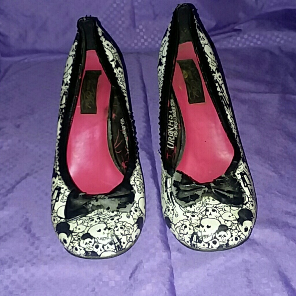 Heels with skulls on them